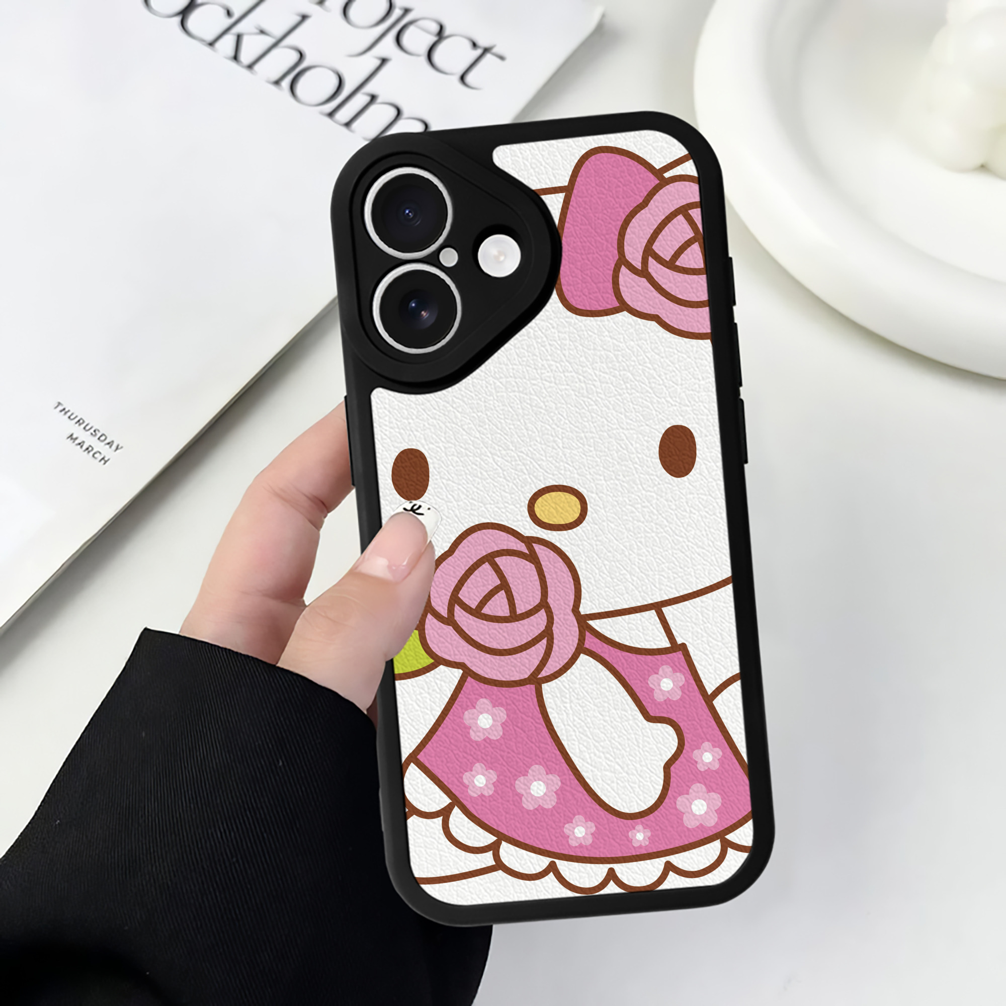 （画像用） Hello Kitty ハローキティ 【iPhone 16シリーズ対応】シリコンスマホケース（レザー調） 材質：シリコン